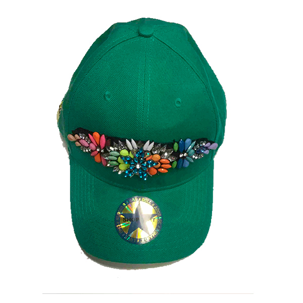 Gorra verte con pedrería y strass