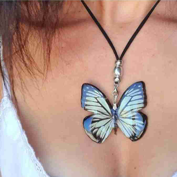 Collares con mariposas enteras